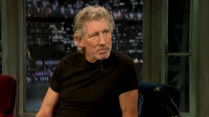 2011-09-27 Roger Waters on Late Night with Jimmy Fallon 03 (1)